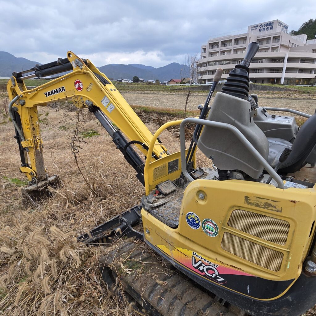 【八木ファーム】冬の土木作業！？油圧ショベルで挑む「排水性改善」のプロ仕事