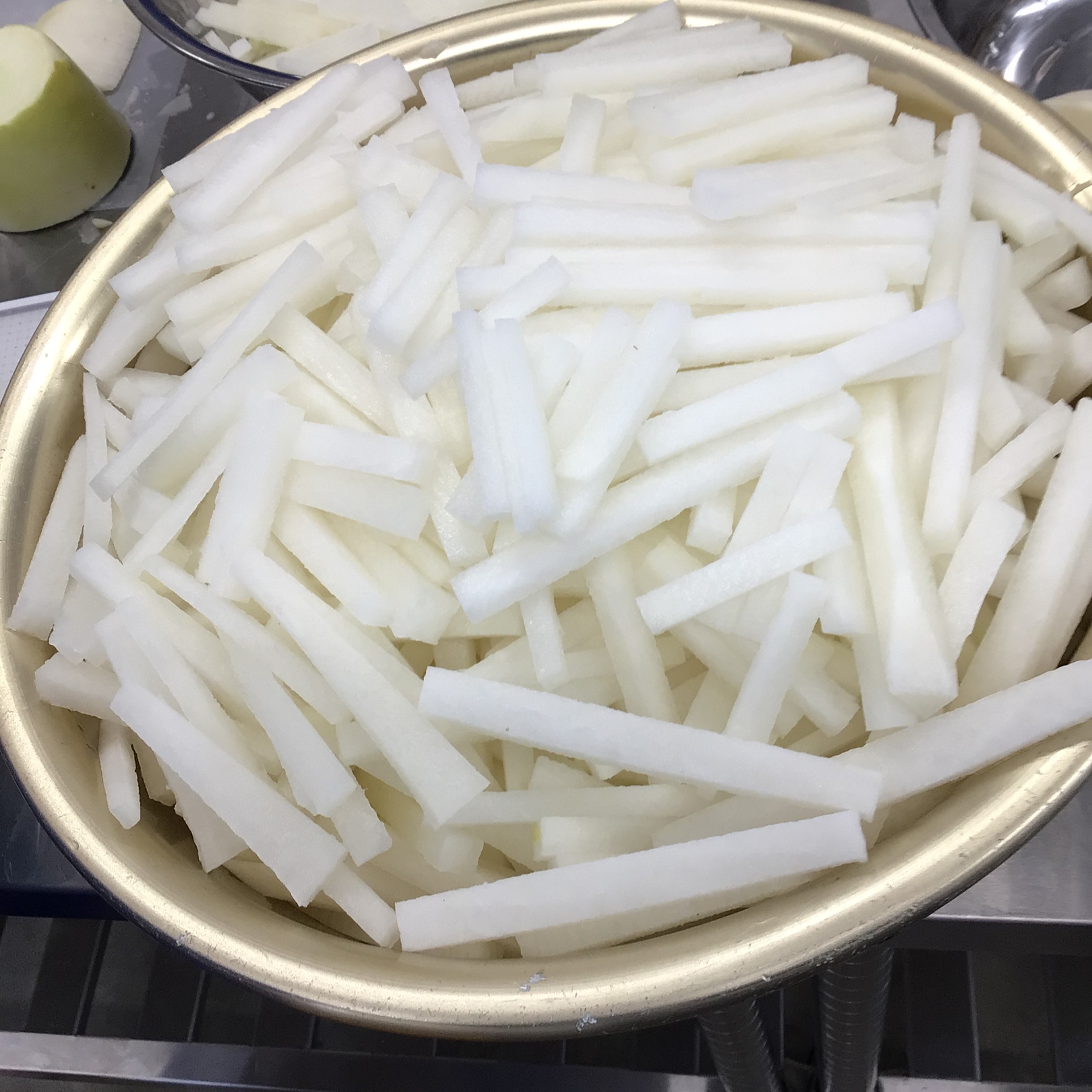 一定のサイズに綺麗にカットされた切干大根用の大根