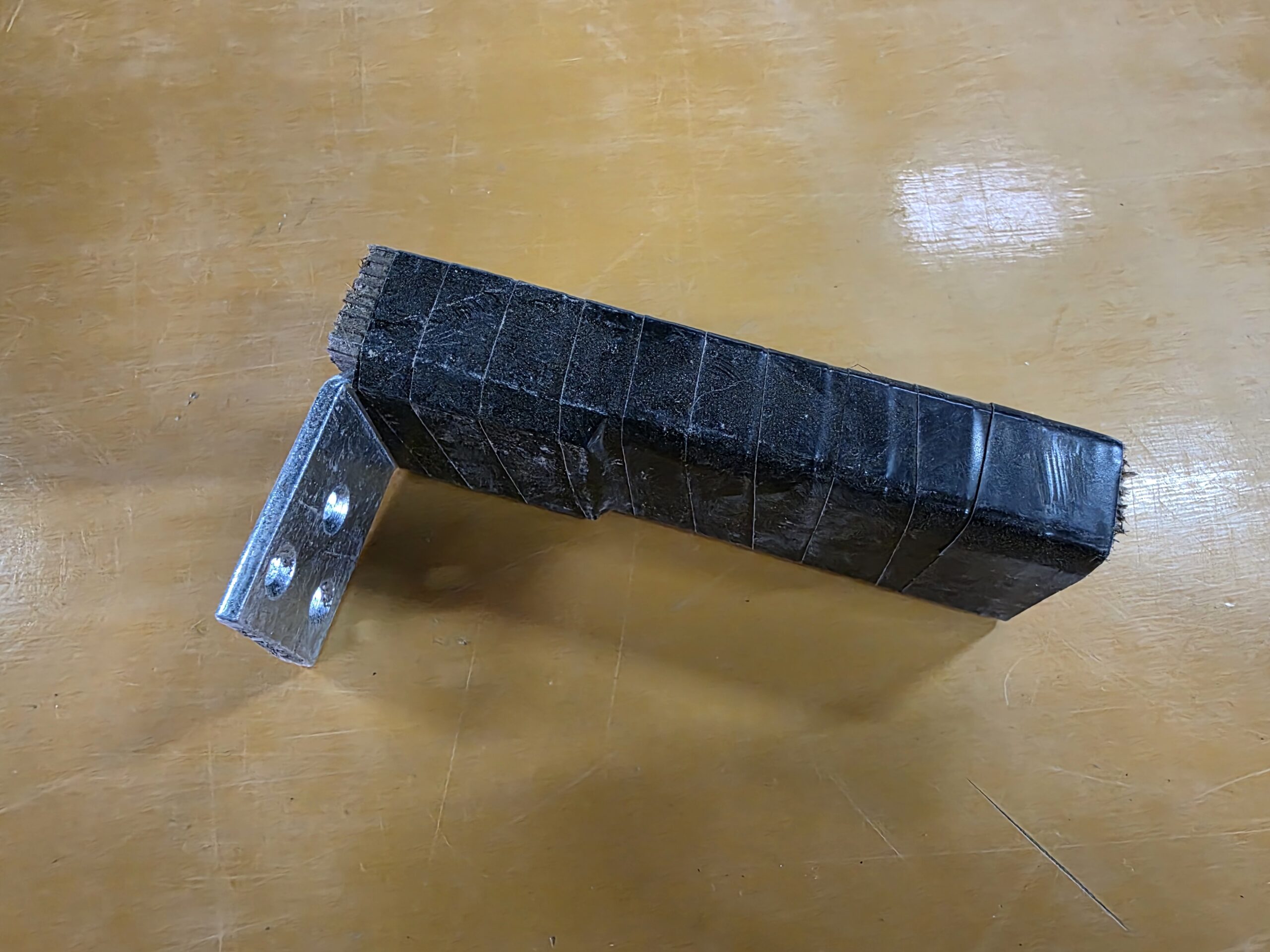 自作の道具を使って効率的に定植の穴を開ける様子