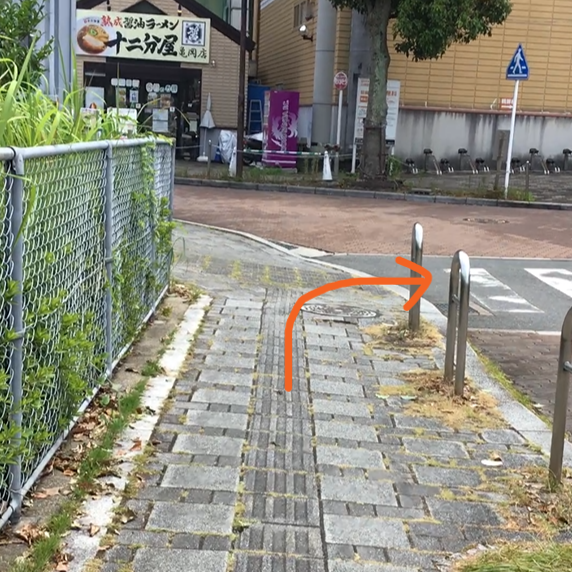 イオン亀岡店前の連続する2つの横断歩道