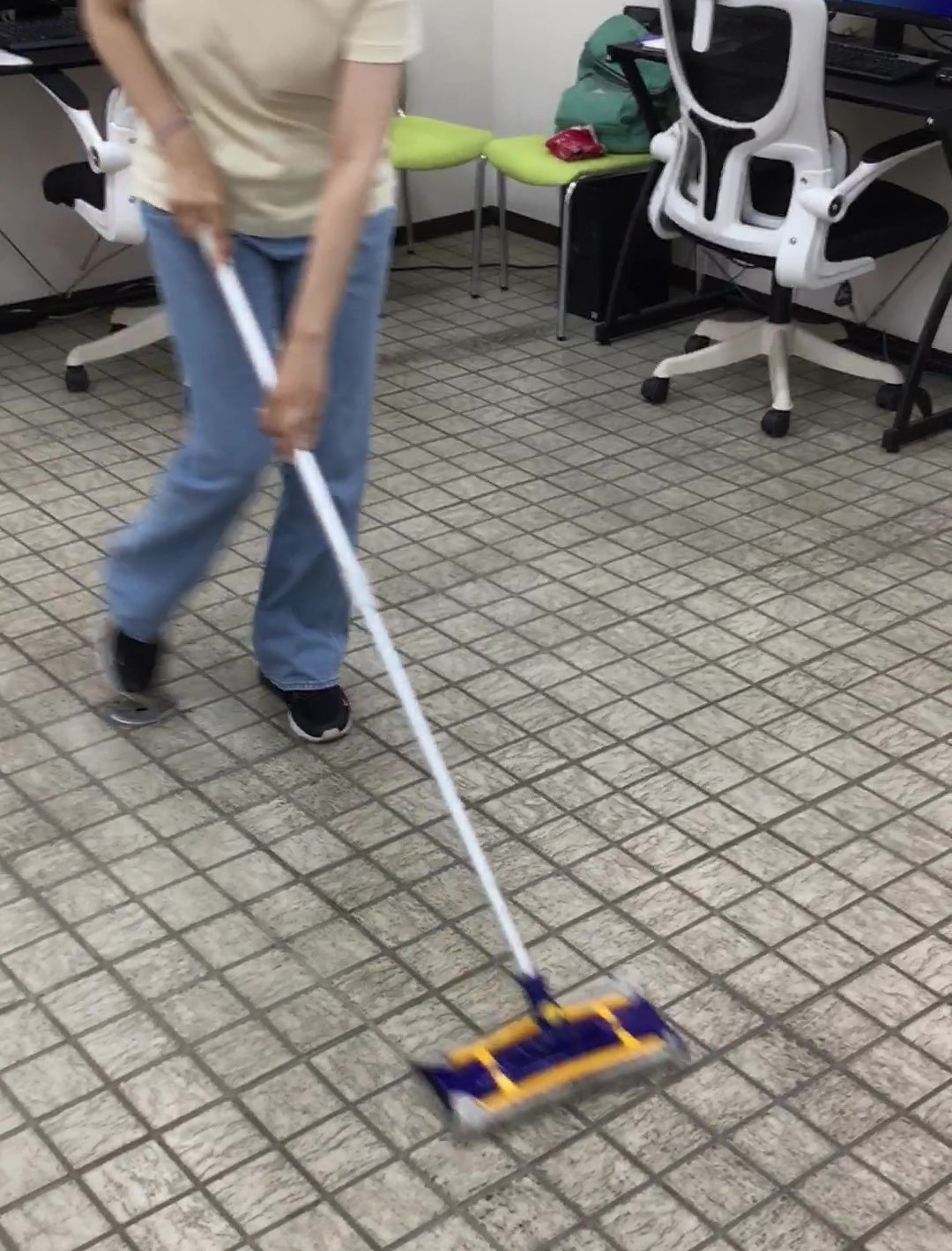 ワークスタジオ亀岡の事務作業ルーティン：モップ掛けの様子