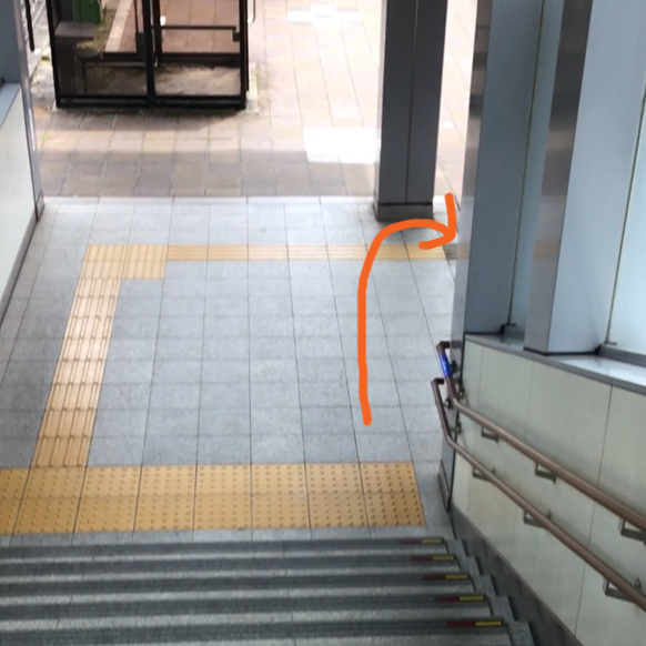 亀岡駅南口改札を出て左側にある下り階段