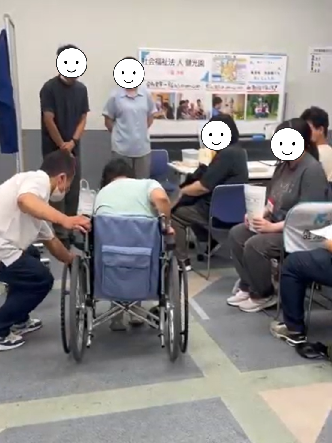 Lワークフェス2026の介護体験ブースで車椅子の操作方法を学ぶ参加者
