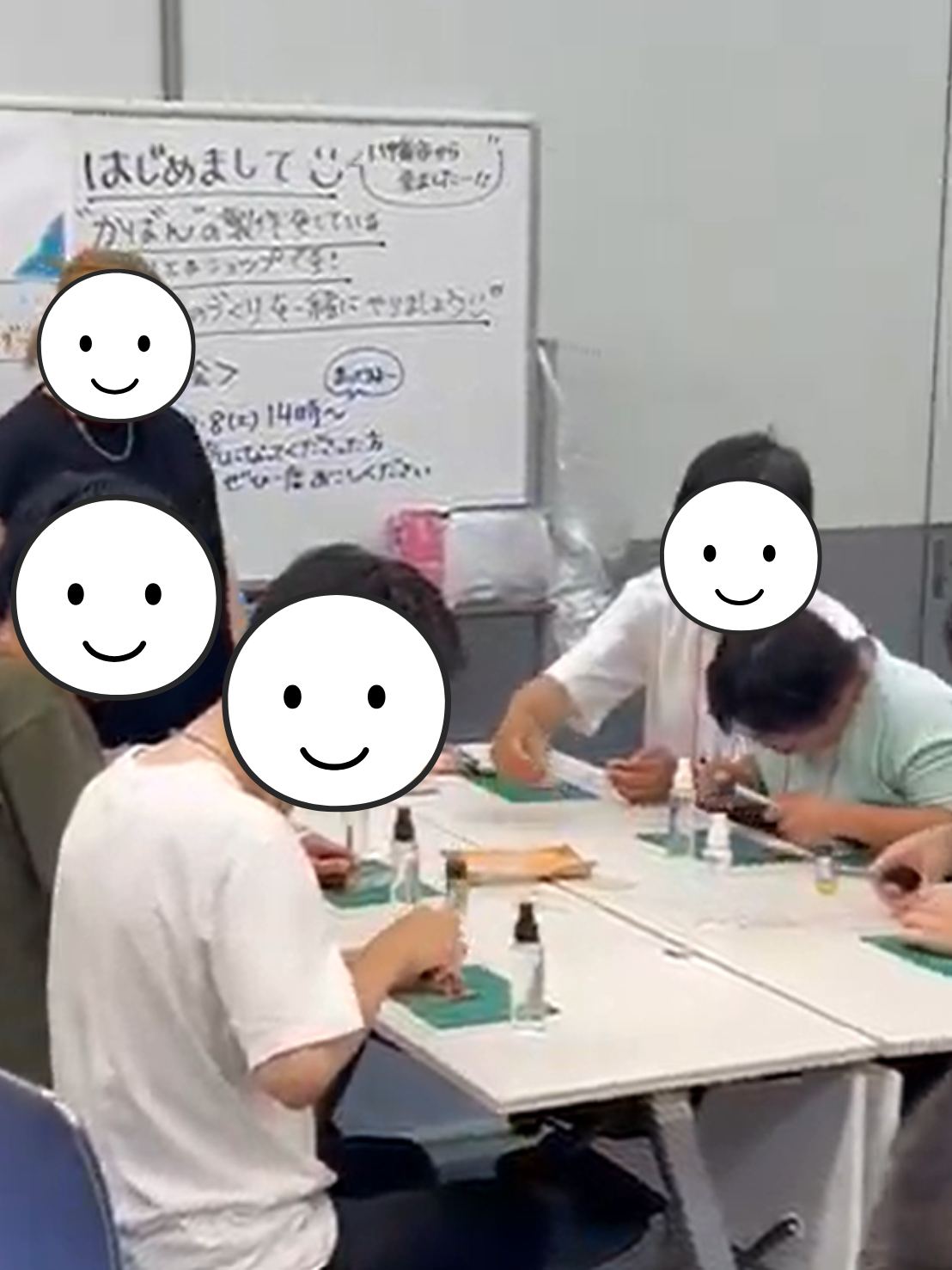 集中してレザー加工に取り組む参加者の方々