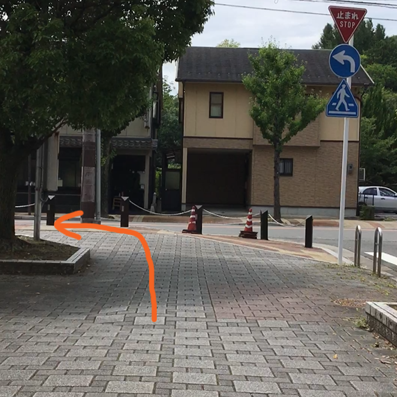 事業所手前、横断歩道を渡らずに左折するポイント