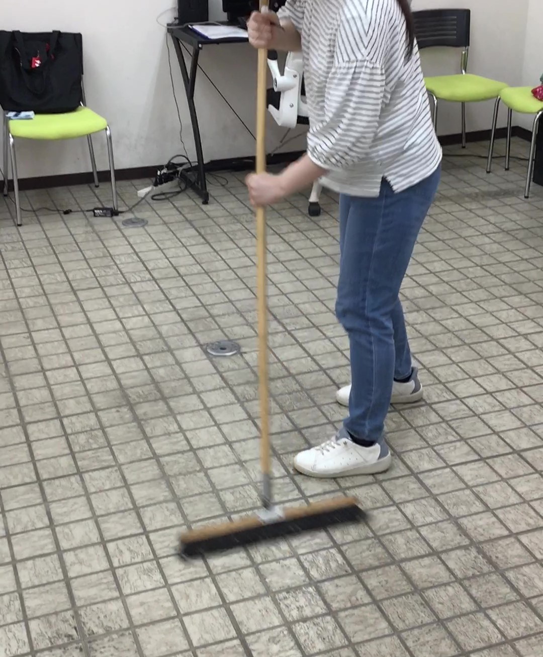 ワークスタジオ亀岡の事務作業ルーティン：フロア全体の箒掃除の様子