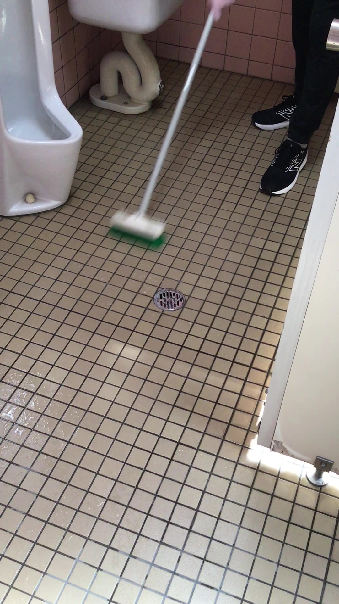 ワークスタジオ亀岡の事務作業ルーティン：トイレ掃除の様子