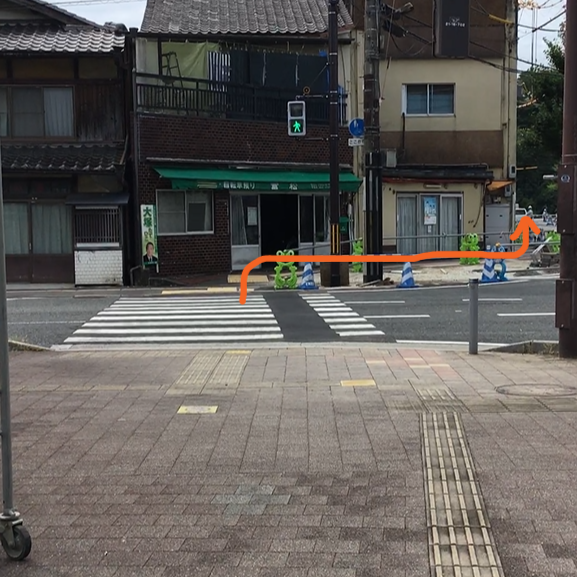 タクシー乗り場に沿って進んだ先にある横断歩道