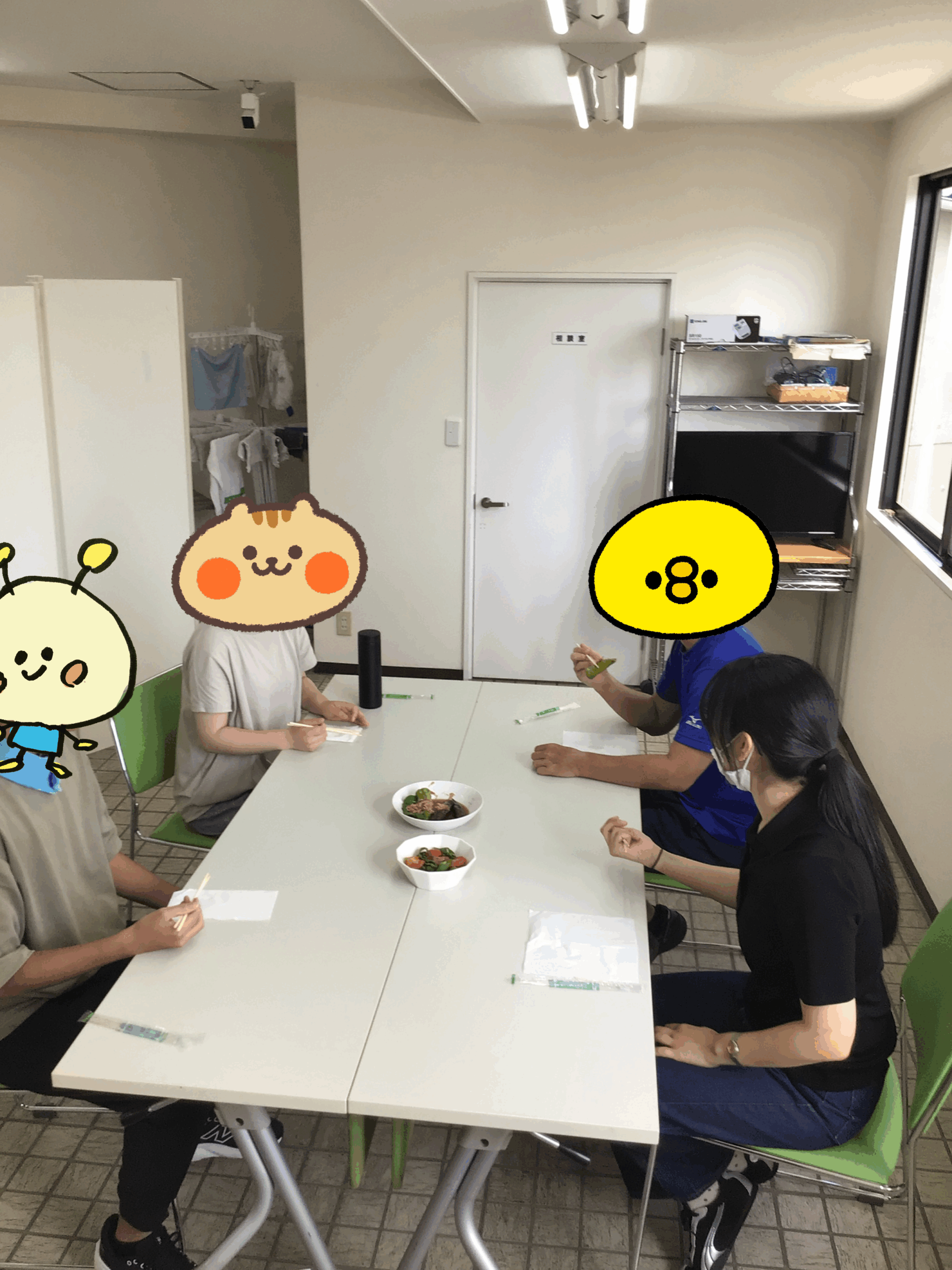 みんなで箸を伸ばして楽しく食事をする様子