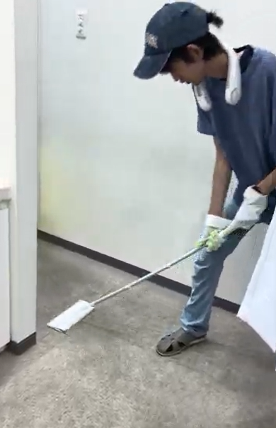 清掃業務の様子。専用の道具を使用し基準に沿って作業を進める