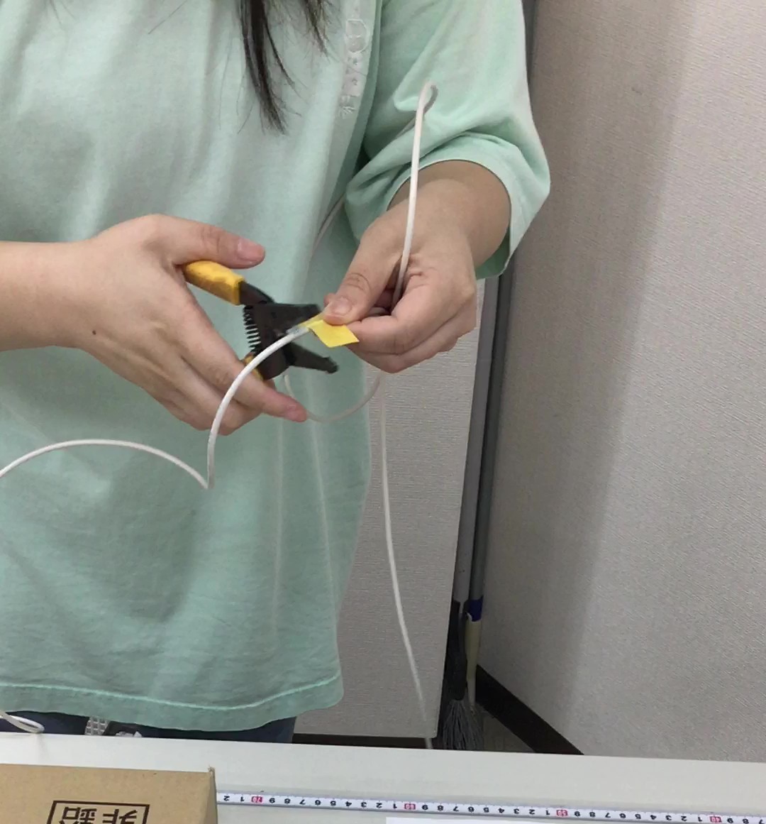 就労継続支援A型事業所での立ち作業によるケーブル切断作業の様子