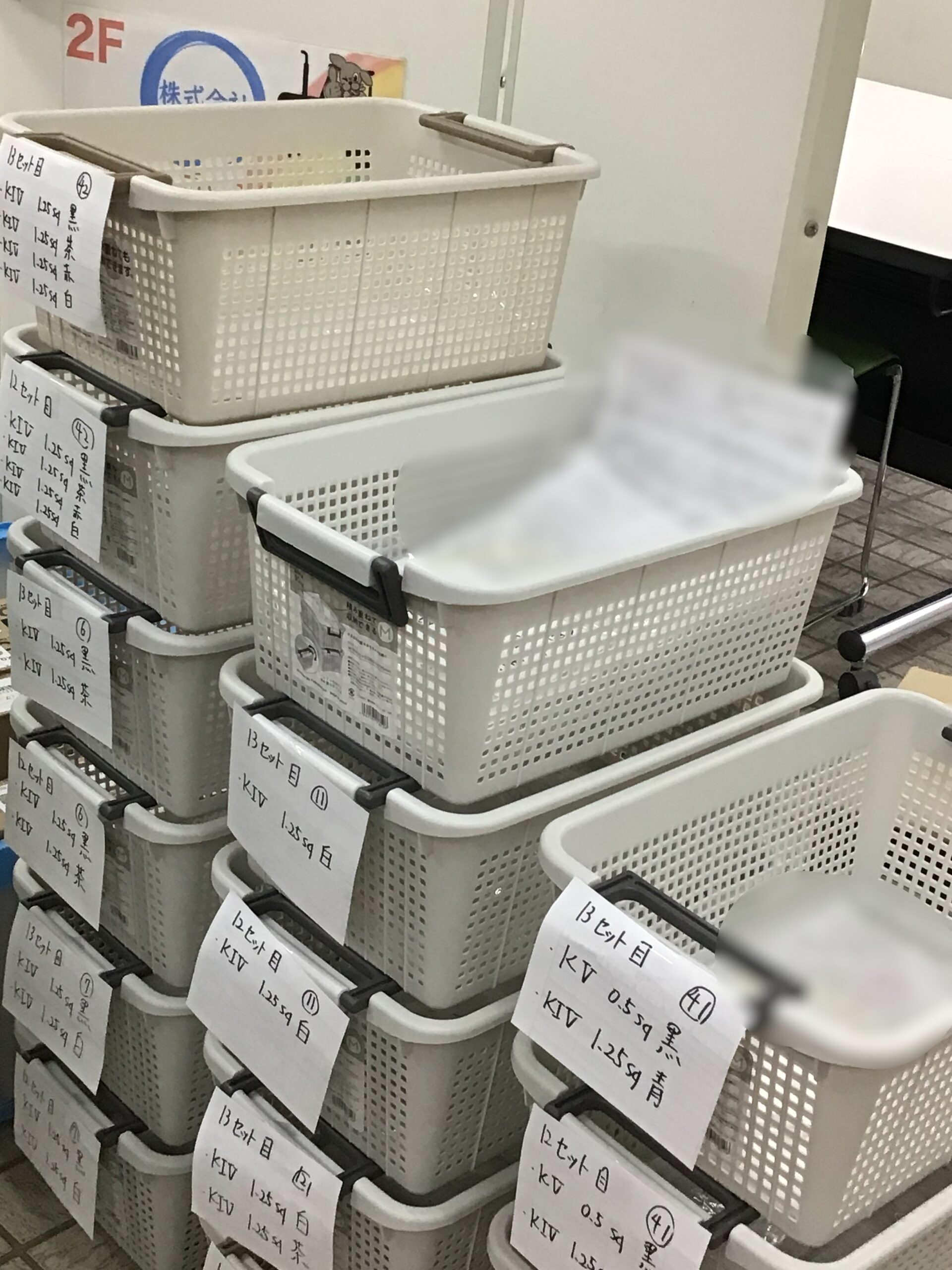 種類ごとに細かく仕分けられ整理されたケーブル加工用の材料カゴ